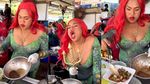Kocak! 10 Penjual Makanan Ini Cosplay Jadi Power Rangers dan Kuntilanak