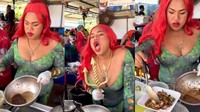 Penjual seafood satu ini sempat viral beberapa waktu. Ia berpenampilan mirip tokoh Ariel dalam film Mermaid. Sang penjual ini menawarkan olahan tiram goreng yang lezat. Foto: TikTok
