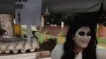 Kocak! 10 Penjual Makanan Ini Cosplay Jadi Power Rangers dan Kuntilanak