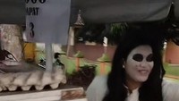 Cosplay menjadi hantu biasanya dilakukan hanya untuk pertunjukkan. Namun, wanita satu ini menjadi karakter Kuntilanak saat berjualan papeda telur puyuh menggunakan motornya. Foto: TikTok
