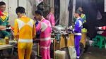Kocak! 10 Penjual Makanan Ini Cosplay Jadi Power Rangers dan Kuntilanak