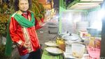 Kocak! 10 Penjual Makanan Ini Cosplay Jadi Power Rangers dan Kuntilanak