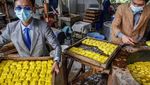 Kocak! 10 Penjual Makanan Ini Cosplay Jadi Power Rangers dan Kuntilanak