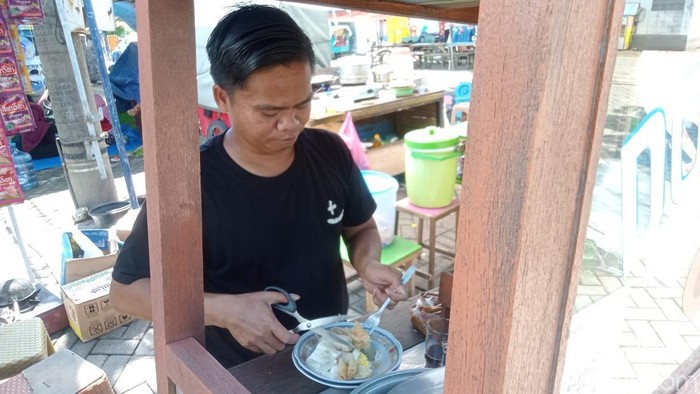Dudun, penjual siommay asal Garut saat berjualan di Pasar Rakyat Jambangan Surabaya