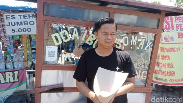 Dudun, penjual siommay asal Garut saat berjualan di Pasar Rakyat Jambangan Surabaya
