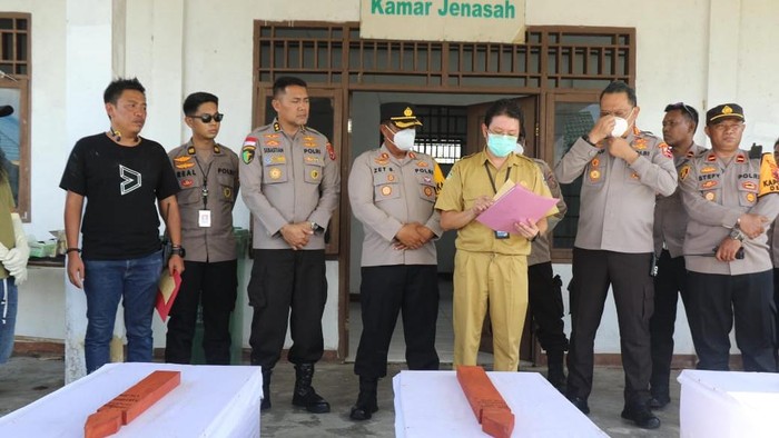 Penyerahan jenazah korban KKB di Yahukimo. (Dok. Istimewa Polri)