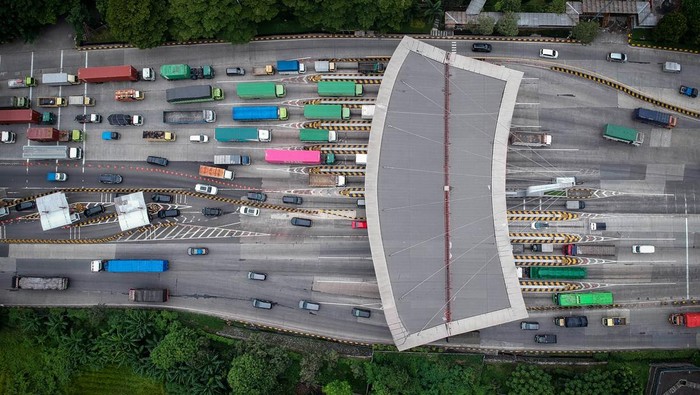 Foto udara kendaraan antre memasuki gerbang Tol Cikupa, Kabupaten Tangerang, Banten, Selasa (15/4/2025). Astra Infra Toll Road melakukan penyesuaian tarif tol Tangerang-Merak dengan besaran kenaikan mulai dari Rp500 - Rp8.000 sesuai dengan jenis golongan kendaraan serta jarak tempuh sebagai upaya untuk meningkatkan layanan, keamanan dan kenyamanan pengguna jalan tol. ANTARA FOTO/Putra M. Akbar/gp/agr