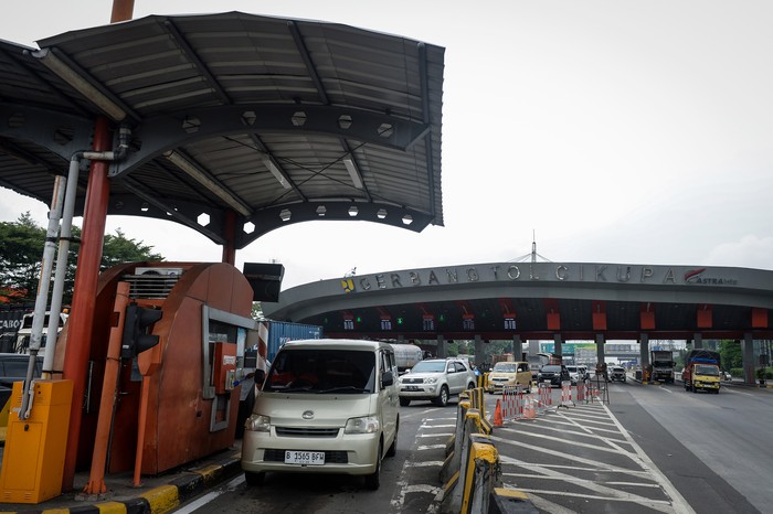 Foto udara kendaraan antre memasuki gerbang Tol Cikupa, Kabupaten Tangerang, Banten, Selasa (15/4/2025). Astra Infra Toll Road melakukan penyesuaian tarif tol Tangerang-Merak dengan besaran kenaikan mulai dari Rp500 - Rp8.000 sesuai dengan jenis golongan kendaraan serta jarak tempuh sebagai upaya untuk meningkatkan layanan, keamanan dan kenyamanan pengguna jalan tol. ANTARA FOTO/Putra M. Akbar/gp/agr