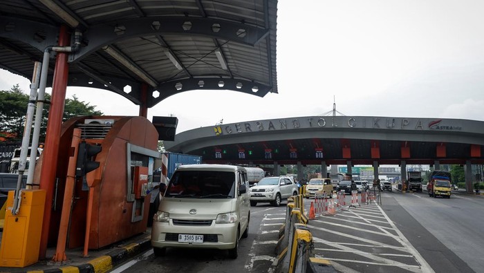 Foto udara kendaraan antre memasuki gerbang Tol Cikupa, Kabupaten Tangerang, Banten, Selasa (15/4/2025). Astra Infra Toll Road melakukan penyesuaian tarif tol Tangerang-Merak dengan besaran kenaikan mulai dari Rp500 - Rp8.000 sesuai dengan jenis golongan kendaraan serta jarak tempuh sebagai upaya untuk meningkatkan layanan, keamanan dan kenyamanan pengguna jalan tol. ANTARA FOTO/Putra M. Akbar/gp/agr