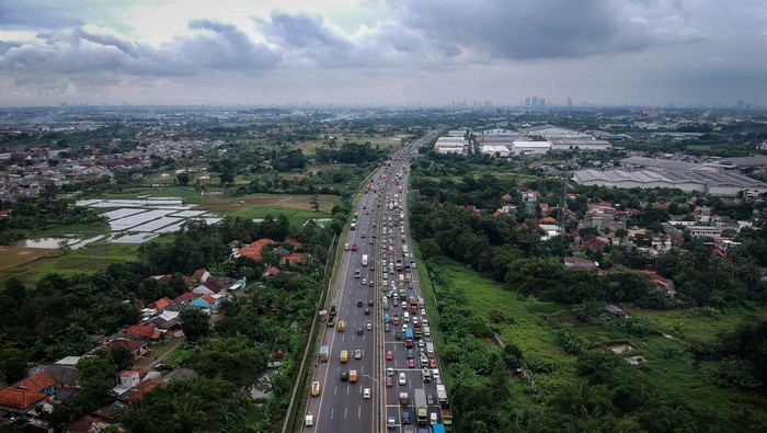 Foto udara kendaraan antre memasuki gerbang Tol Cikupa, Kabupaten Tangerang, Banten, Selasa (15/4/2025). Astra Infra Toll Road melakukan penyesuaian tarif tol Tangerang-Merak dengan besaran kenaikan mulai dari Rp500 - Rp8.000 sesuai dengan jenis golongan kendaraan serta jarak tempuh sebagai upaya untuk meningkatkan layanan, keamanan dan kenyamanan pengguna jalan tol. ANTARA FOTO/Putra M. Akbar/gp/agr