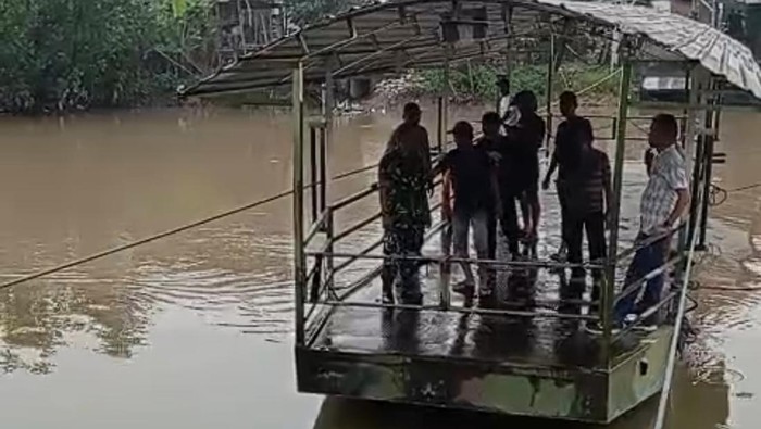 Perahu tambang tempat wanita di Gresik lompat diduga bunuh diri.