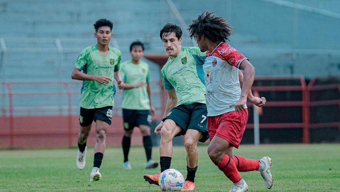 Pemain Persebaya saat berlatih jelang laga menghadapi Madura United