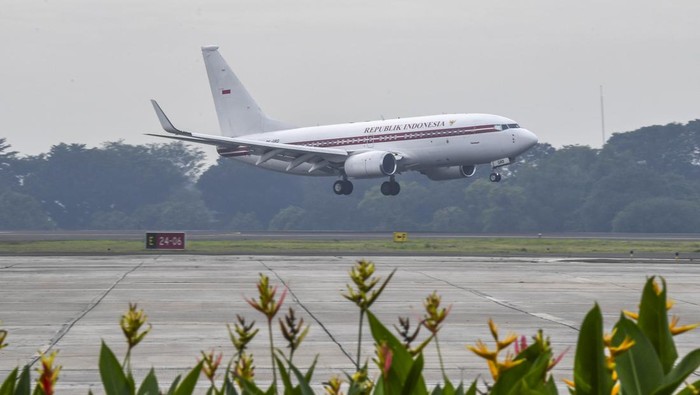 Pesawat Kepresidenan RI yang membawa Presiden Prabowo Subianto tiba di Pangkalan Udara TNI AU Halim Perdanakusuma, Jakarta, Selasa (15/4/2025). Prabowo Subianto kembali ke tanah air setelah melakukan lawatan ke lima negara di Timur Tengah. ANTARA FOTO/Galih Pradipta/Spt.