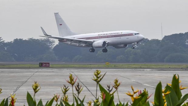 Pesawat Kepresidenan RI yang membawa Presiden Prabowo Subianto tiba di Pangkalan Udara TNI AU Halim Perdanakusuma, Jakarta, Selasa (15/4/2025). Prabowo Subianto kembali ke tanah air setelah melakukan lawatan ke lima negara di Timur Tengah. ANTARA FOTO/Galih Pradipta/Spt.