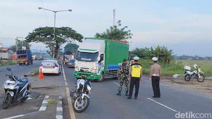 Petugas gabungan lakukan oenyekatan di Jalan Lingkar Weleri, Kendal, Selasa (15/3/2025).