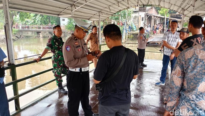 Petugas sedang melakukan pemeriksaan di Perahu tambangan Diryorejo.
