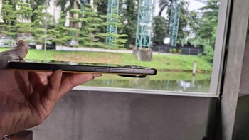 Poco F7 Ultra juga menggunakan Poco shield glass yang disebut 20 kali lebih baik dari F7 Pro. Foto: Aisyah Kamaliah/detikINET