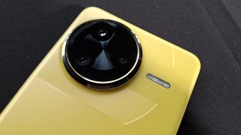 Poco F7 Ultra memiliki kamera utama 50 MP Light Fusion 800 dengan OIS, kamera telephoto 50 MP yang disertai teknologi floating-telephoto, dan kamera ultrawide 32 MP. Sementara untuk selfie, kamera ponsel ini dibekali resolusi 32 MP . Foto: Aisyah Kamaliah/detikINET