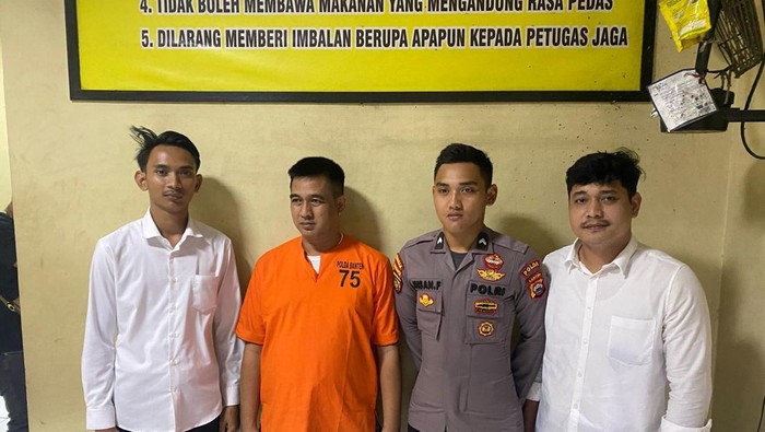 Polda Banten menahan oknum anggota DPRD Provinsi Banten dari fraksi Golkar berinisial TRF. Tersangka ditahan karena kasus penipuan cek kosong. (dok Istimewa)