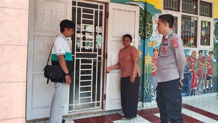 Polisi melakukan olah TKP di lokasi sekolah yang jadi target penipuan.