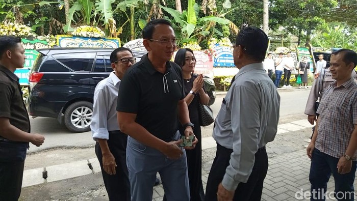 Politikus PDI Perjuangan Basuki Tjahaja Purnama alias Ahok melayat mendiang pemilik Pondok Indah Mall, Murdaya Poo di Vihara Griya Vipasana Avalokitesvara (GVA) Mendut, Kabupaten Magelang, Selasa (15/4/2025).