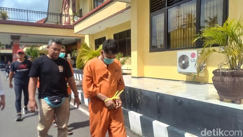 Polres Buleleng menggiring PS residivis narkoba yang buat bunker sabu, Selasa (15/4/2025). (Made Wijaya Kusuma)