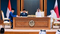 Foto: Prabowo dan Emir Qatar menyaksikan penandatanganan MoU terkait dialog strategis pada 13 April 2025 (Foto: Foto: Laily Rachev - Biro Pers Sekretariat Presiden)