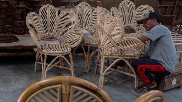 Produk Furnitur Indonesia Bebas dari Tarif Resiprokal Trump Perajin menyelesaikan pesanan furnitur impor berbahan rotan di sentra kerajinan rotan Desa Trangsan, Sukoharjo, Jawa Tengah, Selasa (15/4/2025). Himpunan Industri Mebel dan Kerajinan Indonesia (HIMKI) mengungkap produk furnitur Indonesia tak dikenakan tarif resiprokal atau bea masuk tambahan ke Amerika Serikat (AS) yang ditetapkan Presiden AS Donald Trump, sehingga mendorong para pelaku industri terus memperkuat branding produk Indonesia sebagai furnitur berkelas dunia dengan nilai budaya dan keberlanjutan. ANTARA FOTO/Maulana Surya/Spt. *** Local Caption ***