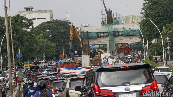Pembangunan LRT Jakarta Fase 1B rute Velodrome-Manggarai terus dilakukan. Hingga saat ini progresnya telah mencapai 50,04 persen.