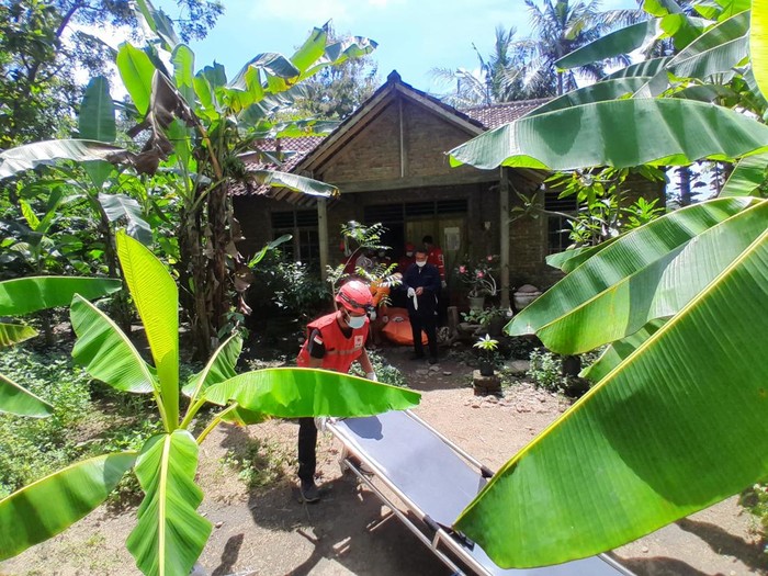 Proses evakuasi mayat pria yang ditemukan di dalam rumah di Panjatan, Kabupaten Kulon Progo, DIY, Selasa (15/4/2025).