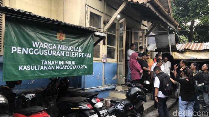 Warga Tegal Lempuyangan, Bausasran, Danurejan, Kota Jogja, saat secara tegas menolak rencana pengukuran tanah yang dilakukan PT KAI, Selasa (15/4/2025).