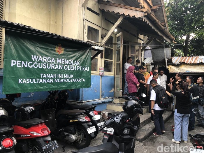 Warga Tegal Lempuyangan, Bausasran, Danurejan, Kota Jogja, saat secara tegas menolak rencana pengukuran tanah yang dilakukan PT KAI, Selasa (15/4/2025).