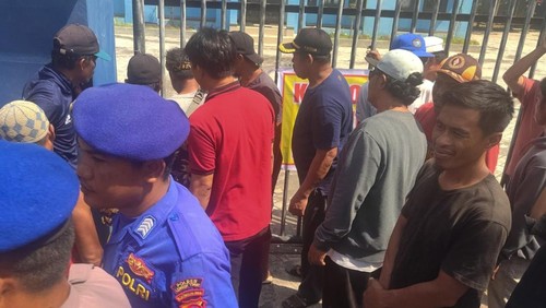 Puluhan nelayan menyegel Kantor PSDKP di Lombok Timur, NTB. (Istimewa)