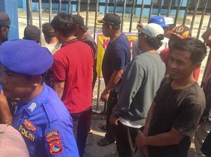 Kecewa Soal Syarat Penerbitan Surat Laik Laut, Nelayan Segel Kantor PSDKP