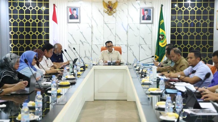 Rapat tindak lanjut Inpres yang dipimpin Wakil Bupati Bogor Ade Ruhandi atau Jaro Ade di Ruang Rapat Wabup, Cibinong, Selasa (15/4/2025).