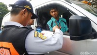 Razia ini menyasar kendaraan berat seperti truk dan bus.  
