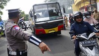 Sejumlah kendaraan berat seperti bus dan truk dihentikan untuk uji emisi.  