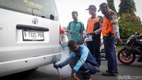Satu per satu kendaraan diuji emisi gas buangnya.  