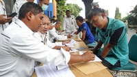 Jika ada kendaraan yang tidak lulus uji emisi, petugas akan menyerahkan bukti ketidaklulusan kepada pengendara.  