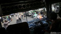 Setiap bus yang melintas diarahkan untuk dilakukan uji emisi.   