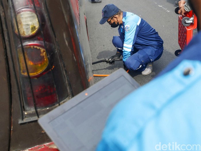 Razia uji emisi digelar di Jalan TB Simatupang, Jakarta Timur, Selasa (15/4/2025). Razia ini menyasar kendaraan berat seperti truk dan bus.