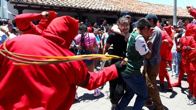 Ritual Cambuk Setan Tandai Dimulainya Perayaan Pekan Suci di El Salvador