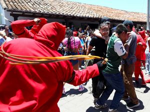 Ritual Cambuk Setan Tandai Dimulainya Perayaan Pekan Suci di El Salvador