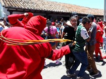 Ritual Cambuk Setan Tandai Dimulainya Perayaan Pekan Suci di El Salvador