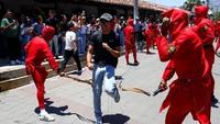 Para talciguines dan seorang pria yang menyamar sebagai Yesus pertama-tama menghadiri misa dan mempersembahkan pertunjukan mereka sebagai kurban. Ketika misa berakhir, pencambukan dimulai di jalan-jalan. 