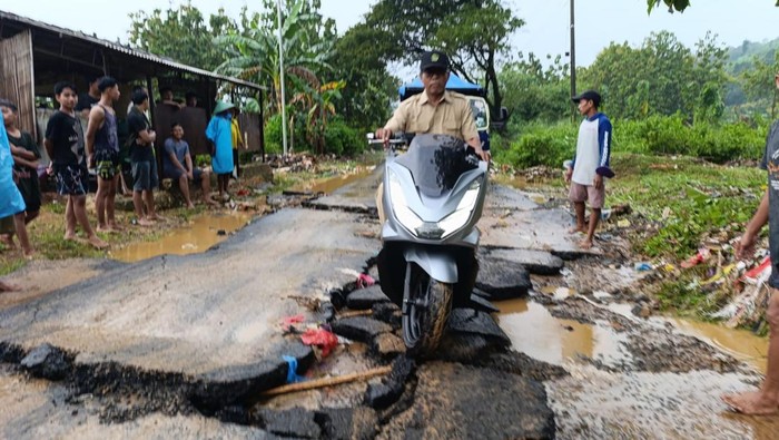 Ruas jalan Prawoto-Sukolilo Pati rusak bak jalan offroad. Foto diunggah Selasa (15/4/2025).