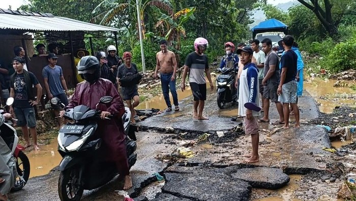 Ruas jalan Prawoto-Sukolilo Pati rusak bak jalan offroad. Foto diunggah Selasa (15/4/2025).