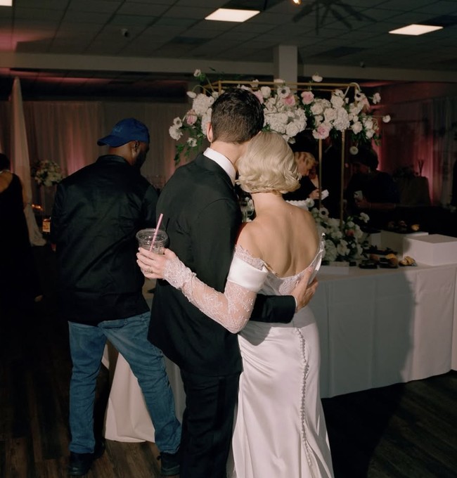 Tak hanya itu, pasangan ini juga terbuka soal kehidupan seksual mereka, yang sering kali membuat publik penasaran bagaimana hubungan intim bisa berjalan di tengah perbedaan orientasi seksual mereka. Dalam sebuah video TikTok, Samantha menjawab rasa penasaran warganet tentang bagaimana mereka berhubungan.  Foto: dok. Instagram @samanthawynngreenstone