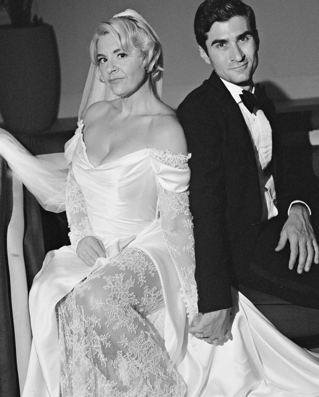 Kami melakukannya dengan cara lama. Ya, dan kalau kalian bingung maksudnya apa, itu bukan tugas kami untuk mengajari kalian tentang birds and the bees (cara reproduksi). Aku tahu ini membingungkan banyak dari kalian, dia gay, jadi bagaimana bisa dia tidur dengan wanita? ungkap Samantha.  Foto: dok. Instagram @samanthawynngreenstone