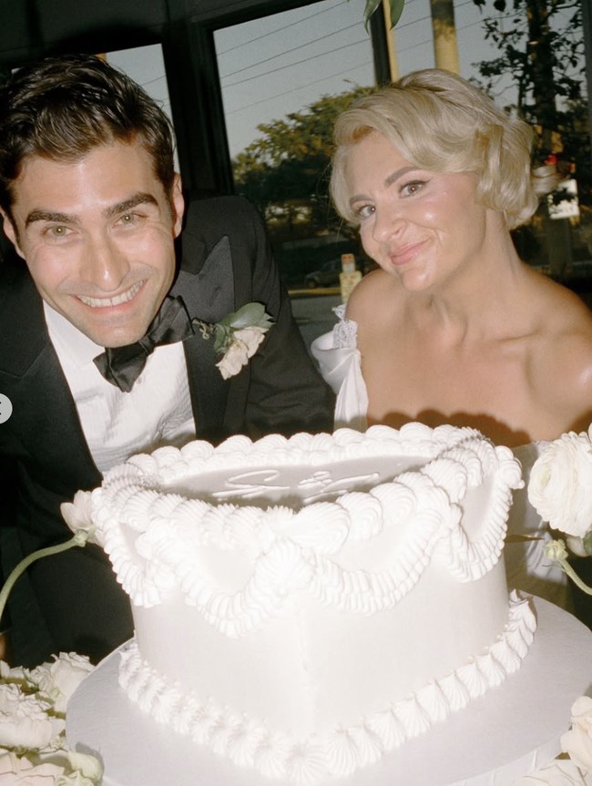 Hubungan pasangan influencer  Samantha Greenstone dan Josh Hoff telah menjadi sorotan publik sejak keduanya terbuka tentang keunikan pernikahan mereka. Josh secara jujur mengidentifikasi dirinya sebagai pria gay, namun ia dan Samantha hidup sebagai pasangan suami-istri yang bahagia. Foto: dok. Instagram @samanthawynngreenstone